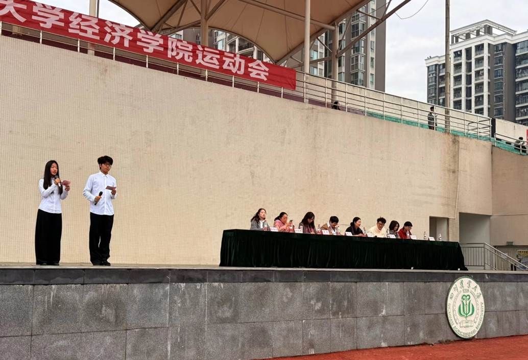 图片包含 建筑, 户外, 男人, 人行道  AI 生成的内容可能不正确。